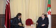 Le président Bouteflika reçoit l’Emir père du Qatar Cheikh Hamad Ben Khalifa Al Thani