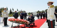 55ème anniversaire de l’indépendance:Le président Bouteflika se recueille à la mémoire des martyrs au cimetière d’El Alia