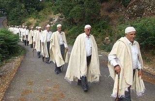 Tizi-Ouzou : Le burnous traditionnel de Kabylie en fête à Houra