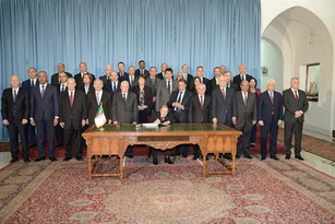 Présidence-Gouvernement: Le Président Bouteflika signe la loi de finances 2018