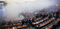 Kosovo: Jet de gaz lacrymogène au Parlement
