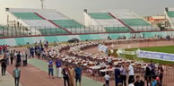 Il est attendu que l’Algérie entre dans le livre Guinness des records: 6000 personnes partagent la table de l’iftar au stade Mustapha-Tchaker à Blida