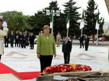 La chancelière allemande se recueille à la mémoire des martyrs de la Guerre de libération nationale