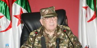 2ème Jour de sa visite en 5ème Région Militaire: Gaid Salah fustige « les ennemis de l’intérieur et de l’extérieur »