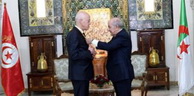 Distinction: Le Président Tebboune décerne à son homologue tunisien Kaïs Saïed la médaille El Athir