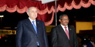 Sommet de l’UA Le Président Tebboune à pied d’œuvre à Addis-Abeba Le président de la République, Abdelmadjid Tebboune, est arrivé, samedi soir à Addis Abeba (Ethiopie), pour prendre part à la 33e session ordinaire de l’Assemblée des chefs d’Etat et de gouvernement de l’Union africaine (UA), dont les travaux de deux jours débutent aujourd’hui. Cette session sera consacrée au thème : «Faire taire les armes: trouver les conditions adéquates au développement de l’Afrique». Les chefs d’Etat et de gouvernement de l’UA écouteront également un exposé qui sera présenté par le président de la République sur «la situation du terrorisme en Afrique et les moyens d’y faire face plus efficacement». Le Président Tebboune devra, en outre, participer à la réunion du Conseil de la paix et de la sécurité de l’UA, dont l’Algérie est membre, consacrée à l’examen des derniers développements de la situation en Libye et dans la région du Sahel. Par ailleurs, le président de la République aura, en marge de cette session, des entretiens avec nombre de ses homologues africains et de responsables internationaux de haut niveau invités au sommet.