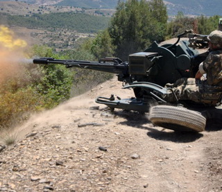 Lutte contre le terrorisme: Un abri pour terroristes contenant des armes et des munitions détruit à Constantine