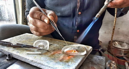Un atelier clandestin spécialisé dans la fabrication de bijoux et la contrefaçon de métaux précieux
