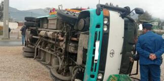 Autoroute Est-Ouest: Un camion se coince sous un pont et bloque la circulation à Bouira