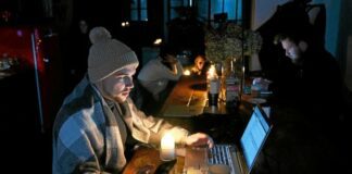 Guerre en Ukraine: Kiev dans le noir, après des frappes russes ayant visé des infrastructures essentielles