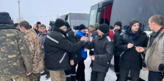 Guerre en Ukraine: Des dizaines de soldats russes et ukrainiens libérés dansle cadre d’un échange de prisonniers