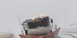 Jijel – Chute de neige: Intervention des équipes de la DTP pour débloquer les routes