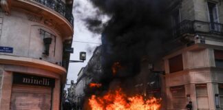 France: Nouvelles manifestations, les raffineries en ligne de mire