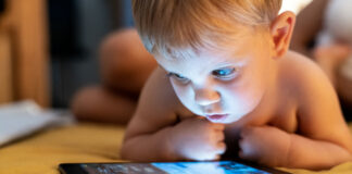 Selon une étude japonaise l’exposition des bébés aux écrans engendrerait des retards de communication