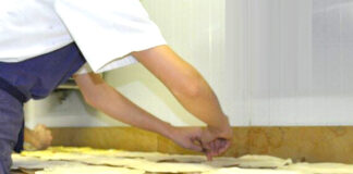 Préparation et cuisson de galettes traditionnelles dans les boulangeries: Des Constantinoises défient la canicule