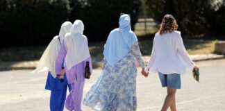 France: Une rentrée scolaire dominée par la surcharge des classes et l’interdiction de l’Abaya