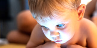 Selon une étude japonaise l’exposition des bébés aux écrans engendrerait des retards de communication