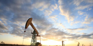 Pétrole: le Brent avoisine les 80 dollars