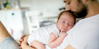 À quel âge bébé va-t-il reconnaître son père ?