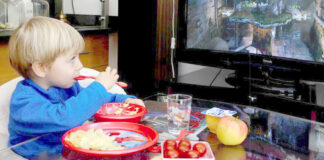 Votre enfant regarde la télévision à table ? Ce n’est pas sans conséquences, selon une étude