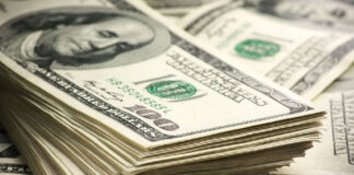 Monnaies: Le dollar progresse face aux principales devises