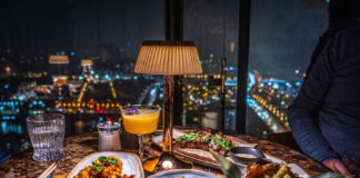 Il dîne dans un restaurant chic à Paris et frôle la mort un mois plus tard