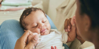 Les bébés sentent bon, les ados puent, il y a une explication à cela