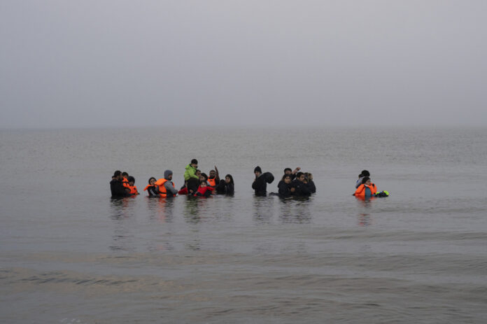 France quatre migrants meurent en tentant de traverser la Manche