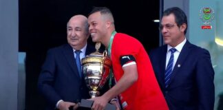 Le président de la République remet le trophée de la Coupe d’Algérie au capitaine du CR Belouizdad