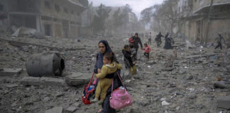 Ghaza: Danger des bombes sionistes non explosées pour les enfants Palestiniens