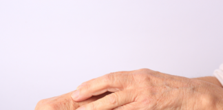 Comprendre le vieillissement cutané des mains et ses causes