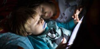 Écran et enfants: Un effet domino sur le sommeil et le comportement