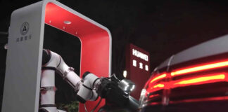 Le bras robotique de Huawei fait le plein pour vous, plus besoin de descendre de la voiture