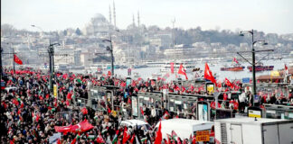Turquie: Des centaines de milliers de personnes se rassemblent sur le pont Galata en soutien à la Palestine
