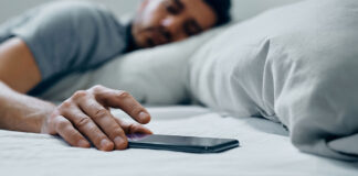 Pourquoi il faut bannir le smartphone de la chambre à coucher pour un meilleur sommeil