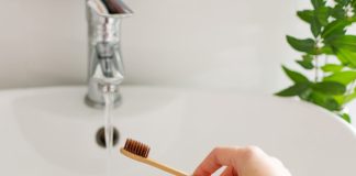 Faut-il mouiller sa brosse à dents avant ou après avoir mis le dentifrice ?