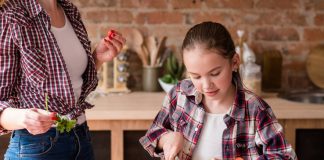 Ce que les jeunes filles mangent avant 10 ans influence l’arrivée de la puberté