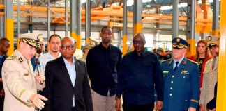 Alger: Le ministre rwandais de la Défense visite les usines de camions et d’autobus à Rouïba