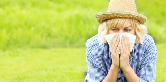 Rhume d’été : causes, symptômes et conseils pour l’éviter pendant les vacances