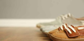 Enlever ses chaussures en rentrant: Un geste simple qui protège votre santé