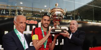 Le président de la République remet le trophée de la Coupe d’Algérie 2025 au capitaine de l’USM Alger