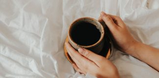 Boire un café le matin aide non seulement à se réveiller mais aussi à être de bonne humeur, révèle une étude