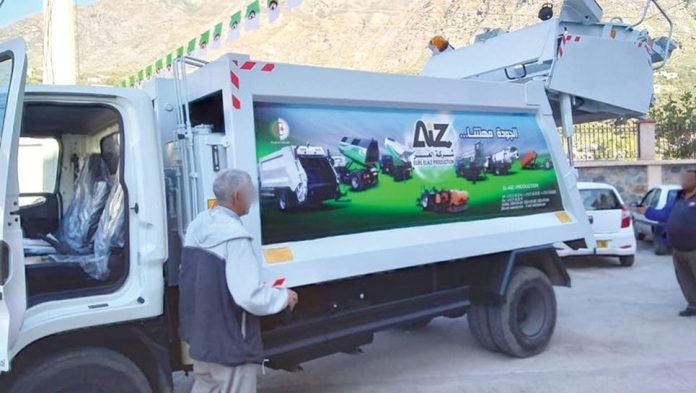 camions à benne-tasseuse