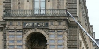 Braquage spectaculaire au Louvre : des bijoux impériaux dérobés, le musée fermé pour la journée
