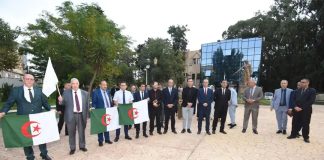 Départ d’une caravane vers le stade Hocine-Aït Ahmed à Tizi Ouzou pour la distribution de 20.000 drapeaux nationaux