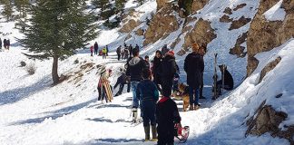 Sous la neige, la station climatique de Tikjda connaît un afflux de visiteurs
