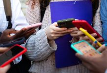 La génération Z se couche tard, devient accros au téléphone et risque des problèmes de santé mentale, selon la science