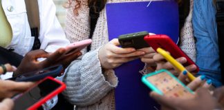 La génération Z se couche tard, devient accros au téléphone et risque des problèmes de santé mentale, selon la science