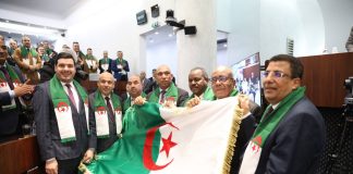 Le Parlement remet le drapeau national au président de la Commission de l’Histoire et de la Mémoire