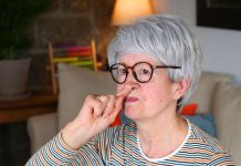 Des chercheurs alertent: Ce geste anodin pourrait favoriser la démence